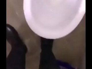 Trai vÄƒn phò_ng live stream sá»¥c cáº·c trong toilet - Twitter: tatakaa92