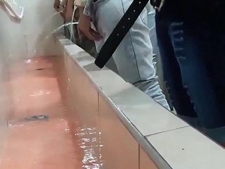 Hombres orinando en bañ_o de estadero de Barranquilla Colombia