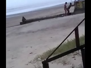CASAL GAY TRANSANDO NA PRAIA DE MONGAGUA